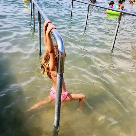 Sunny Holiday شقة تورّيفيِخا